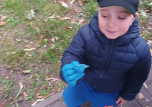 Chłopiec pozuje do zdjęcia.