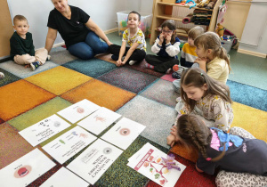 Dzieci ogladają plansze demonstracyjne zmysłów.