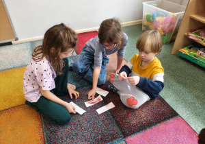 Dzieci układaja puzzle zmysłów.