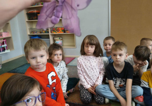 Dzieci uczestnicza w gimnastyce oczu.