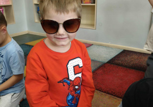 Chłopiec w okularach przeciwsłonecznych.