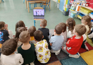 Dzieci oglądają film edukacyjny.