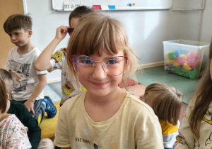 Dziewczynka w okularach.