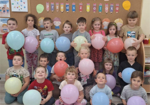 Dzieci pozują do wspólnego zdjęcia.