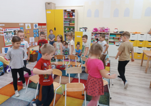 Dzieci biorą udział w konkursie "Muzyczne krzesełka".
