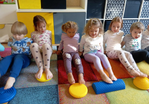 Dzieci ćwiczą stopy.