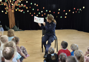 Policjantka czyta dzieciom książkę