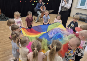 Dzieci trzymają chustę animacyjną