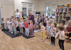 Dzieci bawią się przy muzyce