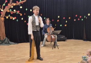 Dwaj muzycy na scenie