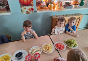 dzieci siedzą przy stole