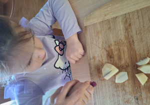 dziewczynka kroi banana