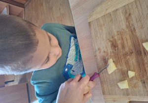 chłopiec kroi banana