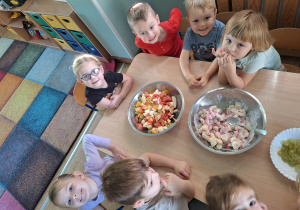 dzieci siedzą przy stole