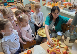 dzieci patrzą jak przyrządza się sok owocowy