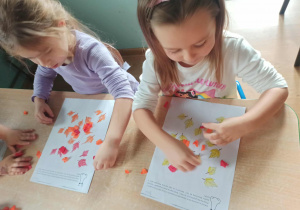 dziewczynki układają bibulę na kartkę