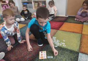 Dzieci wykonują zadania matematyczne.