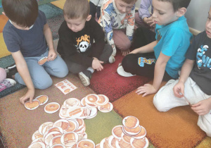 Dzieci wykonują zadania matematyczne.