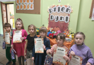 Dzieci z dyplomami i upominkami.