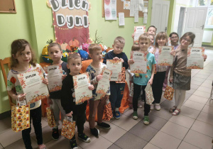 Dzieci z dyplomami i upominkami.