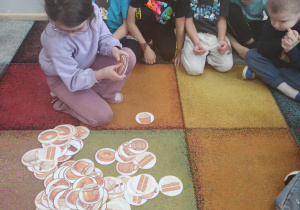 Dzieci wykonują zadania matematyczne.