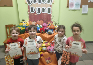 Dzieci z dyplomami i upominkami.