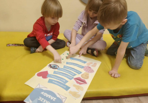 Dzieci podpisują kontrakt.