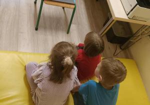 Dzieci oglądają bajkę z serii Tupcio Chrupcio.