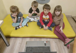 Dzieci oglądają bajkę.