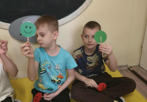 Dzieci przyporządkowują emocje do podanej sytuacji.