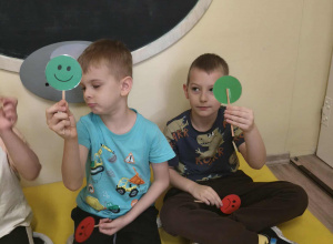 Poznajemy emocje: radość i smutek.