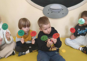Dzieci przyporządkowują emocje do podanej sytuacji.