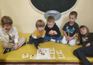 Zabawa na rozpoczecie zajęć: "Z jaka emocją przyszłam/przyszedłem dzieś do przedszkola?"