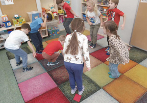 Dzieci poznają sposób na pozbycie sie złości - wytupują ją.