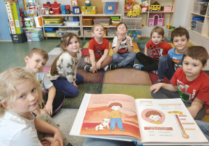 Dzieci słuchja opowiadania.