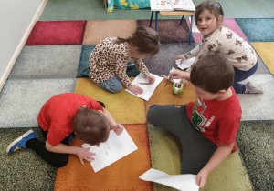 Dzieci poznaja sposób na pozbycie się złosci - zamazują kartkę, następnie mocno ją zgniatają.