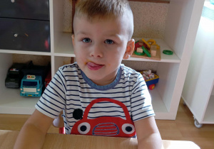 Chłopiec degustuje sok.