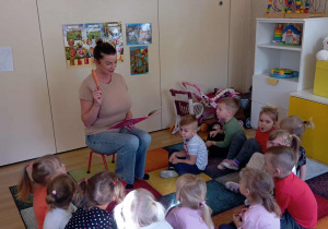 Nauczyciel czyta wiersz.