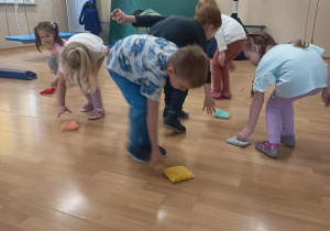 Dzieci wykonują ćwiczenia z woreczkami