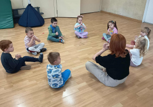 Dzieci siedzą w kole