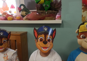 dzieci pozują w maskach