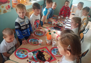 dzieci śpiewają STO LAT