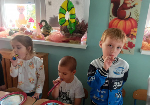 dzieci dmuchają w gwizdki urodzinowe