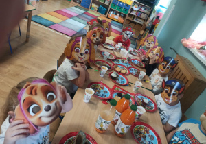 dzieci pozują w maskach