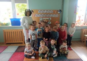 dzieci pozują do zdjęcia