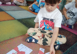 chłopiec układa puzzle