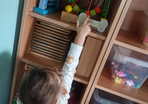 dziewczynka sięga kość