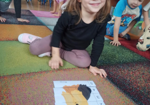 dziewczynka układa puzzle