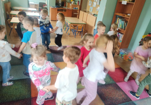 dzieci tańczą w parach