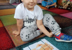 chłopiec układa puzzle